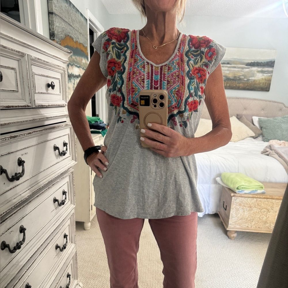 Johnny Was Luxe Boho Ornelia Embroidered Capped Sleeve Grey Tee- XS- like new! - Picture 2 of 13